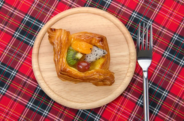 Pâtisserie Danoise Aux Fruits Sur Carreaux Tissu Rouge — Photo