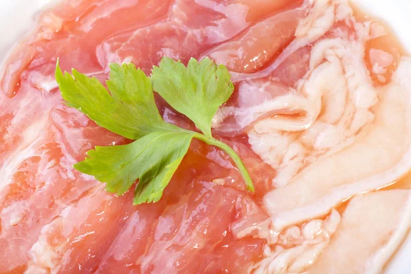白い皿にごま油で豚の生の食品 — ストック写真