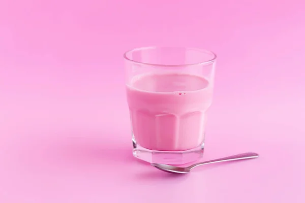 Erdbeer Milchshake Glas Auf Rosa Hintergrund — Stockfoto