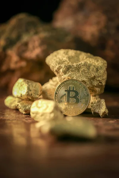 Goldene Bitcoin Kryptowährung Münze Mit Goldstück — Stockfoto