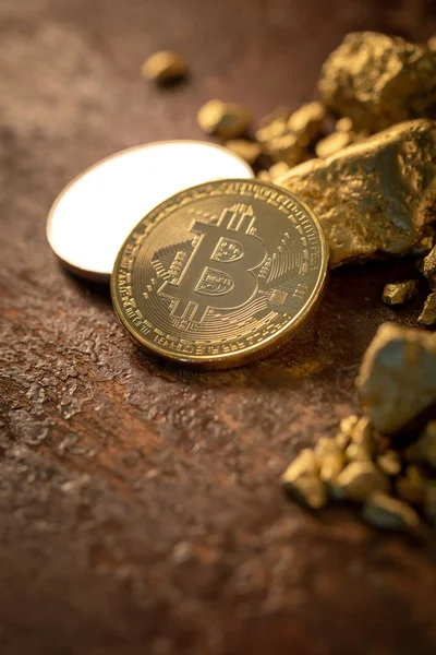 Bitcoins Oro Granos Pepita Oro Superficie Madera — Foto de Stock