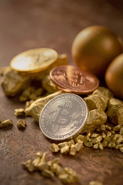 Bitcoins Oro Granos Pepita Oro Superficie Madera — Foto de Stock