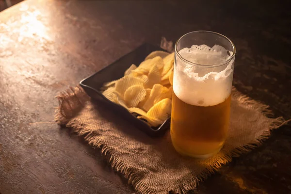 Copo Cerveja Batatas Fritas Mesa Madeira — Fotografia de Stock