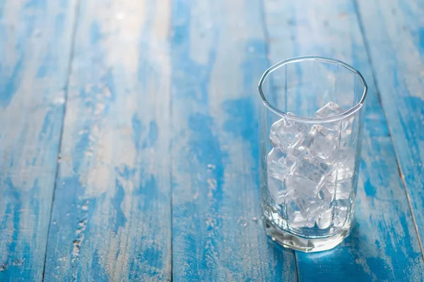 Glas Med Isbitar Blå Träbord — Stockfoto