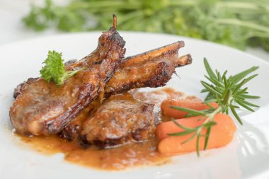 Rack Kuzu ızgara şeftali ile beyaz plaka üzerinde