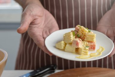 Havuç ve beyaz tabakta sebze taze patates salatası