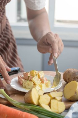 Havuç ve beyaz tabakta sebze taze patates salatası