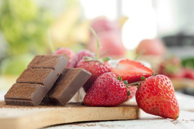 Çikolata ve çilek ahşap plaka üzerinde