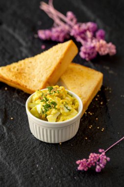 Bal ve peynir ile taze lezzetli tost ile plaka