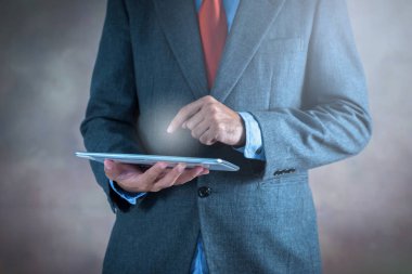 Tablet bilgisayarda çalışan işadamı görünümü Kapat