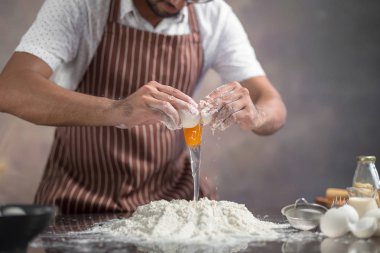 Yumurta sarısı, şeker ve un karıştırma şef olmak için ekmek