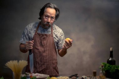 Vintage mutfakta yemek hipster adam