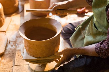 kadın seramik tencere seramik tekerlek üzerinde yapma