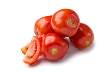 Beyaz arka planda izole edilmiş olgun kırmızı domatesler.