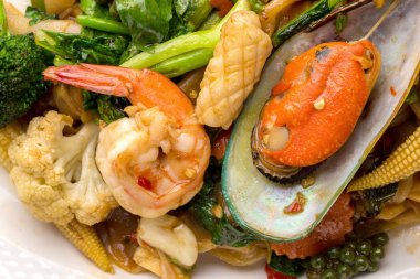 Deniz ürünleri ve baharatlı sos ile kızarmış erişte görünümü Kapat