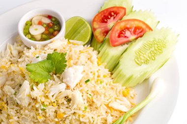 Yengeç Fried pirinç beyaz tabakta sebze ile servis 