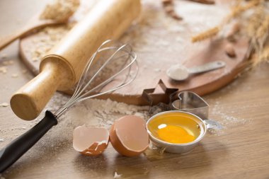 Ekipman ve malzemeler ahşap kahverengi masada yapma pasta