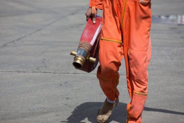 Ekipman söndürücüler kırmızı yangın hortumu ateş