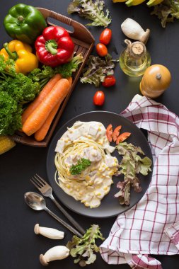 Pastırma ve parmesan ile lezzetli makarna carbonara siyah plaka