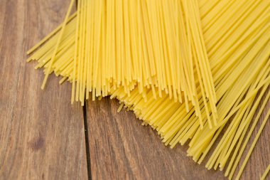 Rustik ahşap zemin üzerine sarı uzun spagetti