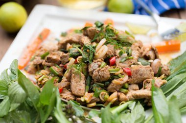 Geleneksel Tay sıcak ve baharatlı ızgara domuz eti salata