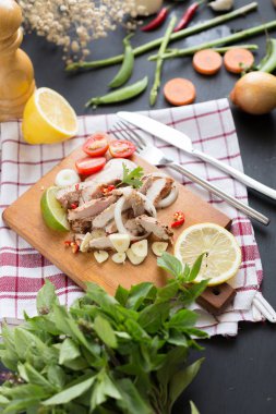 Limon ile dilimlenmiş domuz ile sarımsak ve biber ahşap tahta üzerinde baharatlı sos