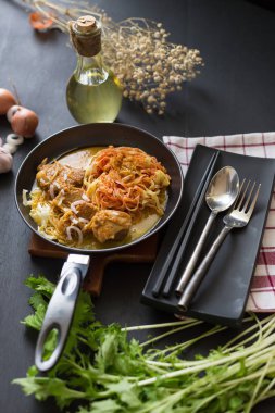 Baharatlı Hindistan cevizi sütü ve siyah tavada sığır şehriye çorbası curried