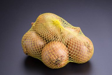 Siyah arkaplanda taze soğan