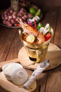 Tom yum goong Tayland baharatlı balık çorbası.
