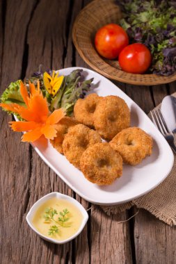 Kızarmış karides Yassı beyaz tabakta, Tayland Gıda.