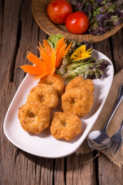 Kızarmış karides Yassı beyaz tabakta, Tayland Gıda.