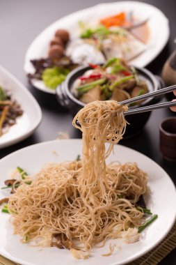 Yengeç, Tay tarzında kızarmış Çin yuvarlak şehriye.