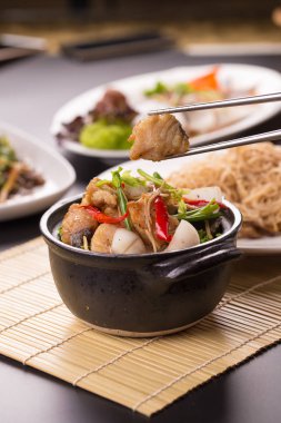 Tay tarzında baharatlı deniz ürünleri sos ile balık soslu kızarmış kral uskumru balıkla.