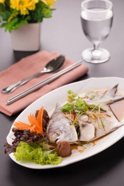 Beyaz Pomfret Buhar balık, Çin yemeği.