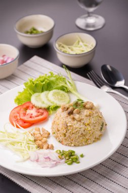 prepered balık beyaz tabak pirinç.