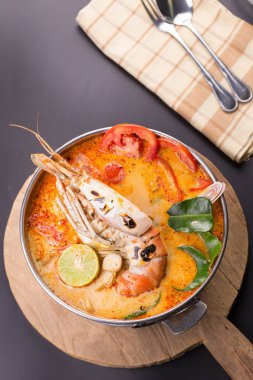 Tom yum goong Tayland baharatlı balık çorbası.