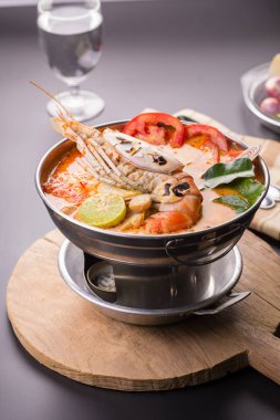 Tom yum goong Tayland baharatlı balık çorbası.