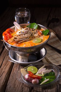 Tom yum goong Tayland baharatlı balık çorbası.