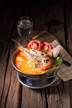 Tom yum goong Tayland baharatlı balık çorbası.