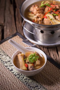 Tencerede tavuk ve ot çorbası.