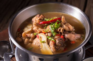 Tencerede tavuk ve ot çorbası.