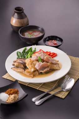 Tayland popüler gıda büyük kızarmış şehriye Çince lahana tepesinde ve mantar ve kırmızı biber çorbası domuz Marine.