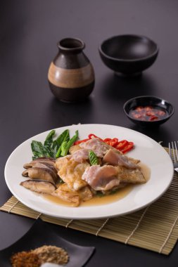 Tayland popüler gıda büyük kızarmış şehriye Çince lahana tepesinde ve mantar ve kırmızı biber çorbası domuz Marine.