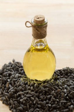Ayçiçek yağı ve saf tohum ile küçük şişe.