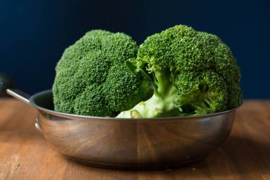 Sağlıklı yeşil organik çiğ brokoli Florets hazır yemek pişirmek için. Broccoli.Raw taze brokoli ahşap tablo.