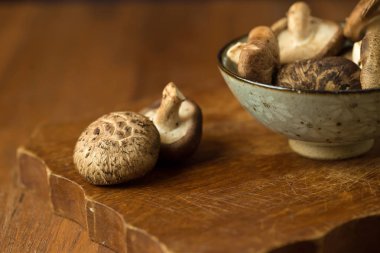 Shiitake mantar ahşap bir masa üzerinde. Seçici odak.