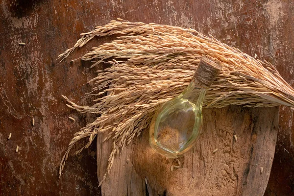 Láhev Rýžových Otrub Olej Nevyfrézovanou Rýže Dřevěné Pozadí — Stock fotografie