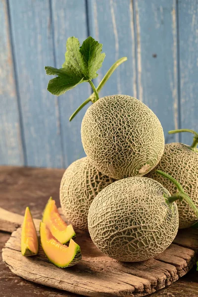 Melons Cantaloups Doux Mûrs Sur Table Bois — Photo