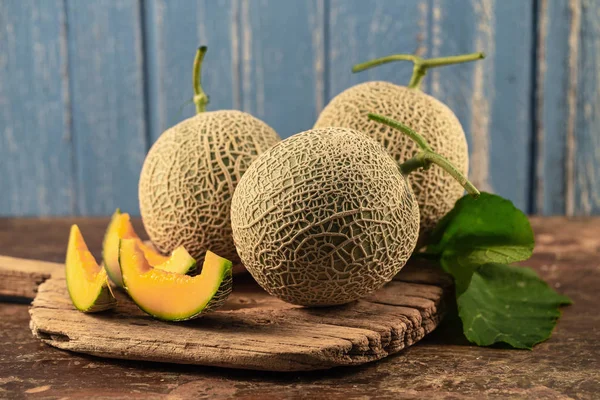 Melons Cantaloups Doux Mûrs Sur Table Bois — Photo