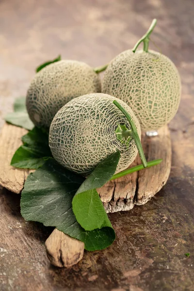 Gros Plan Melons Cantaloup Sur Planche Bois — Photo